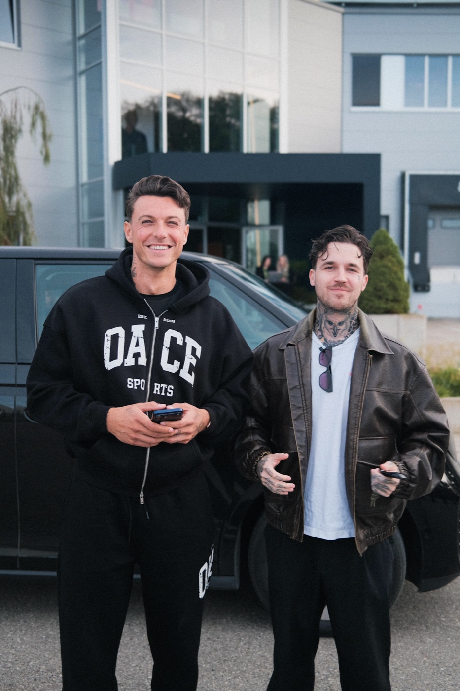 Jan Kraume und Max Becker vor dem Büro